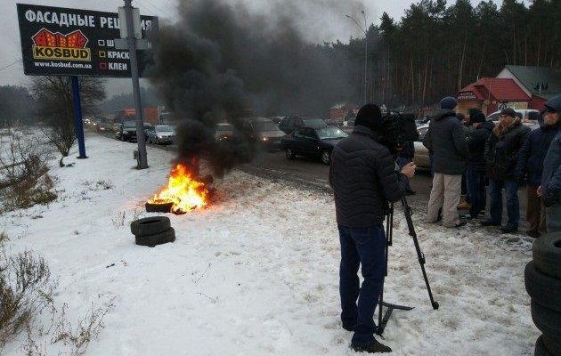 Водители перекрыли въезд в Киев в знак протеста
