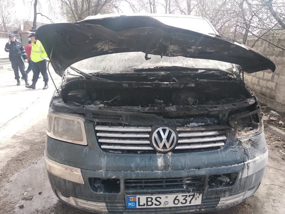 В Бельцах в районе железнодорожного вокзала загорелся микроавтобус