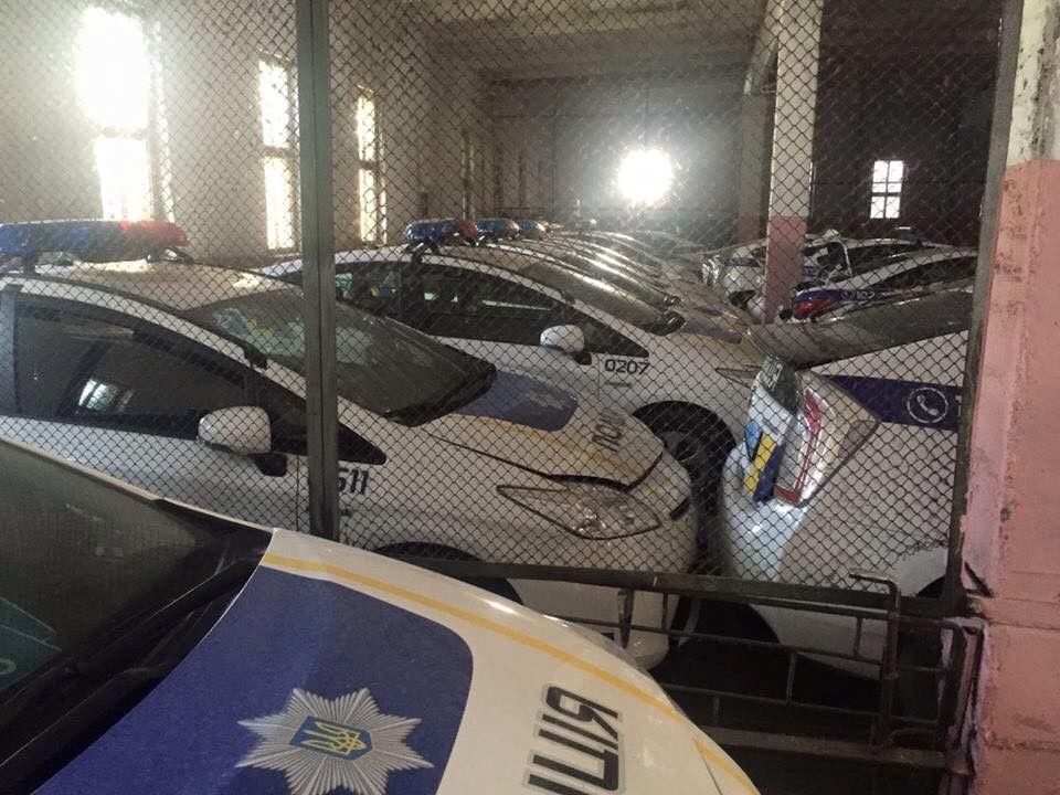 Фото с "кладбища" полицейских авто на Украине поразили пользователей Сети