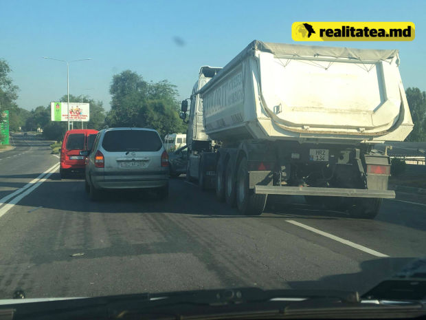 Accident matinal la Sângera: Un TIR a lovit lateral un automobil