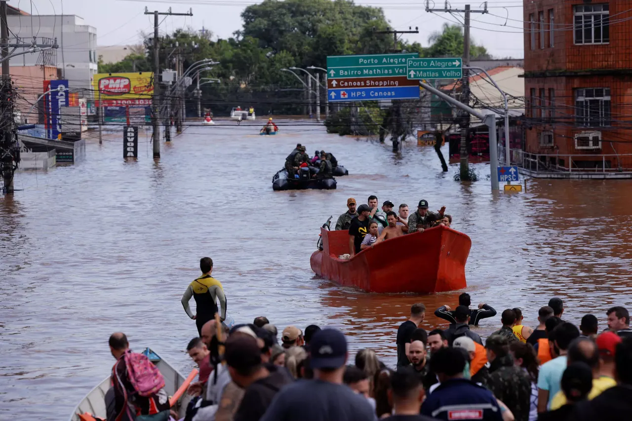 Число жертв наводнений на юге Бразилии достигло 100, пропали 128 человек - СМИ