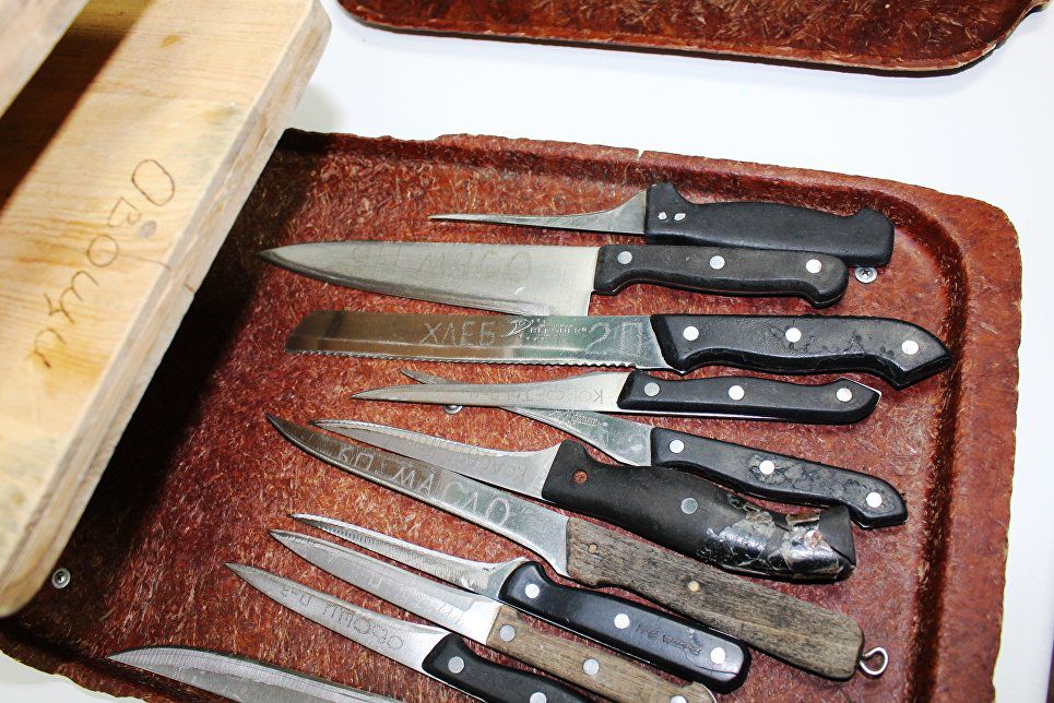 Наркотики в изюме, "симки" в чайных пакетиках - что и как передают в СИЗО