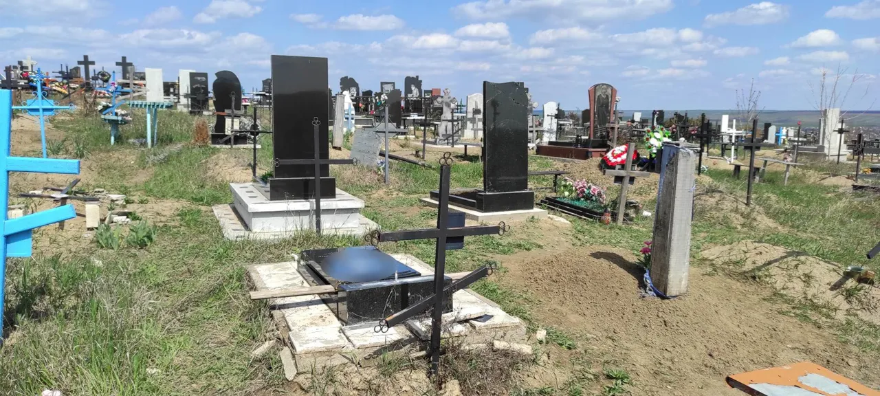 На кладбище Басарабяски разбили памятники