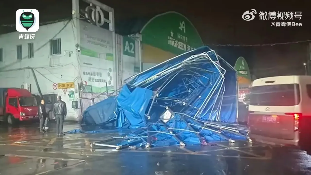 В Китае семь человек погибли из-за ветра и града: десятки тысяч пострадали