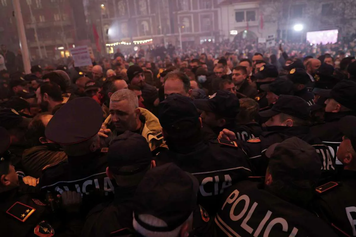 В Албании протестующие пытались взять штурмом здание парламента