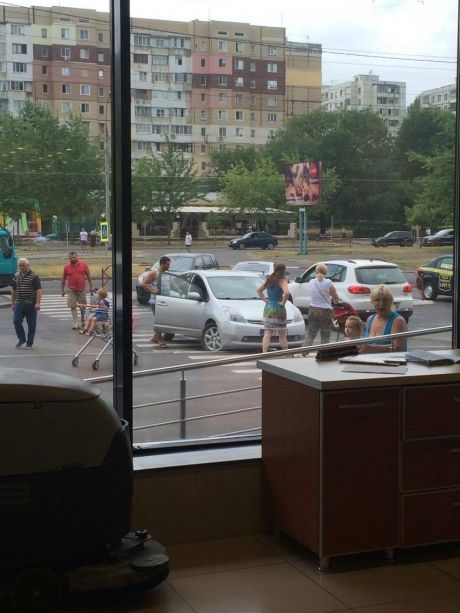 Cтоличный водитель припарковался на пешеходном переходе