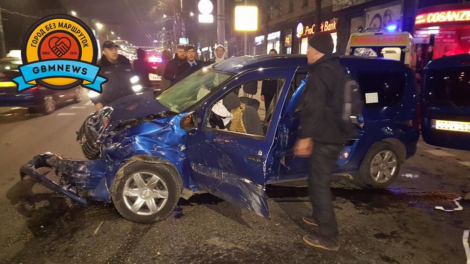 Водитель и пассажир такси серьезно пострадали в ДТП в Кишиневе