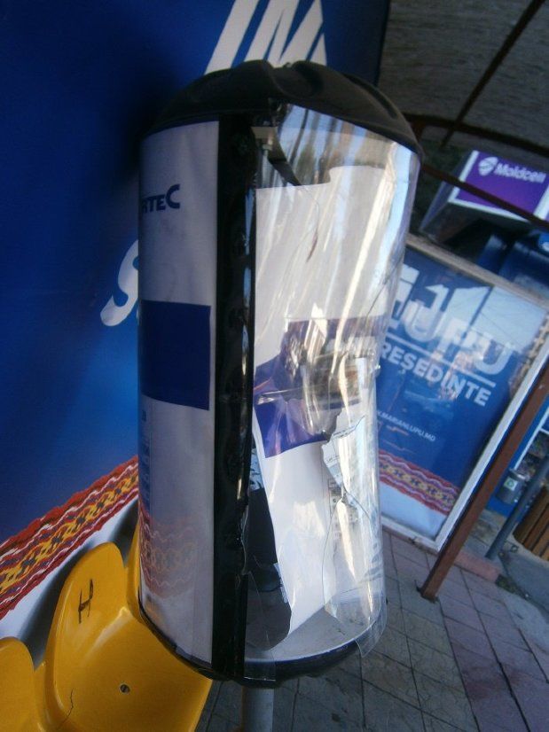 Mai multe panouri cu orarul circulației troleibuzelor din Chișinău au fost devastate peste noapte