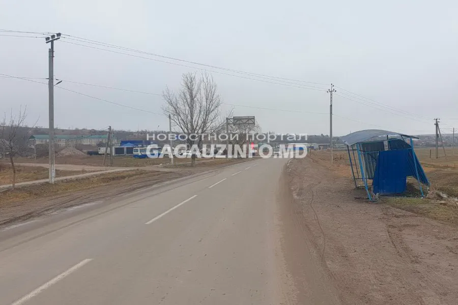 В Комрате автомобиль снес остановку общественного транспорта