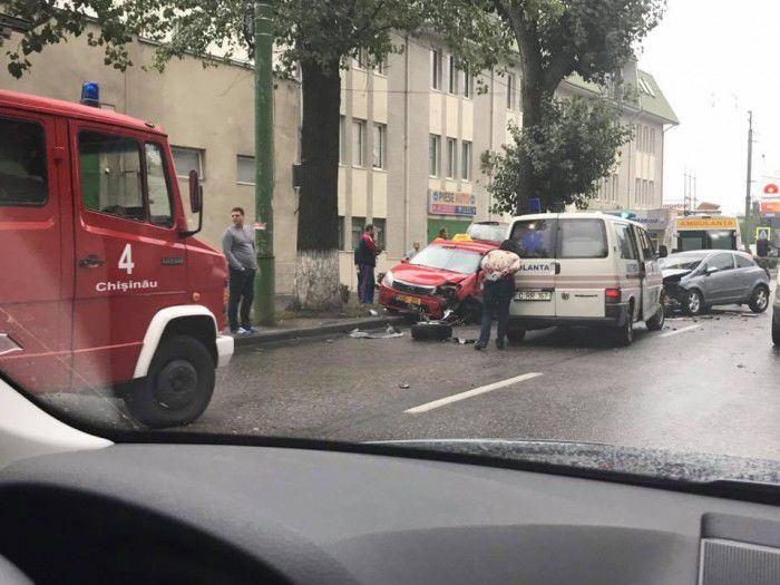 Accident în Capitală: Două maşini, grav avariate. Un şofer, rănit