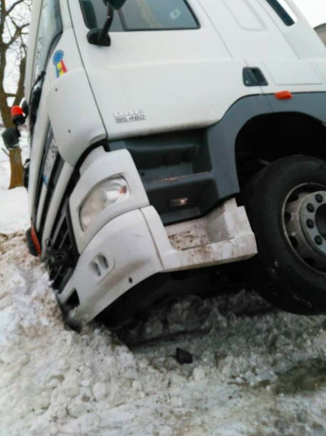 O autocisternă cu 28 de tone de motorină a derapat de pe traseu la Nisporeni; O echipă de pompieri a încercuit zona