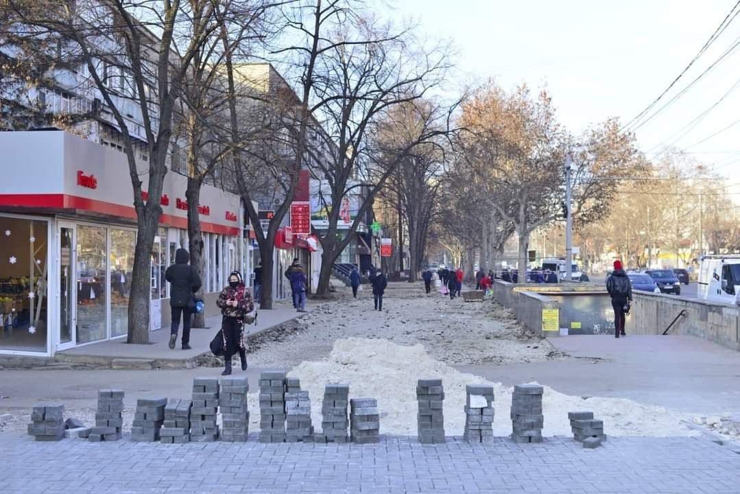 Близится к завершению ремонт тротуара на улице Каля Ешилор