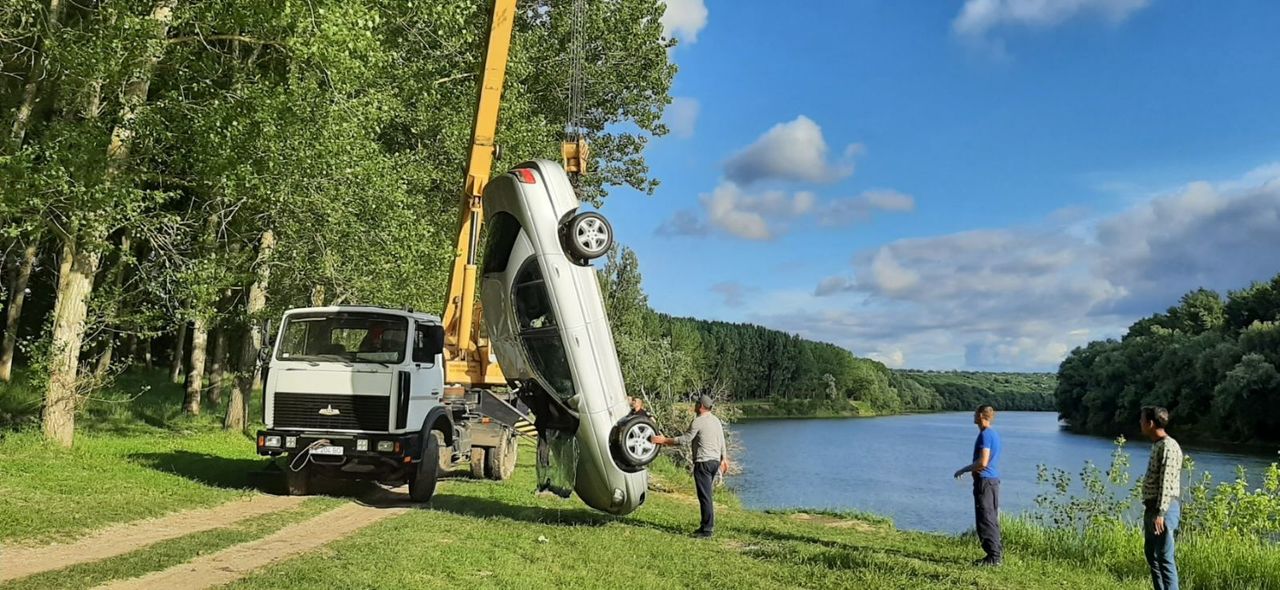 Водолазы вытащили на берег затонувший в Днестре автомобиль