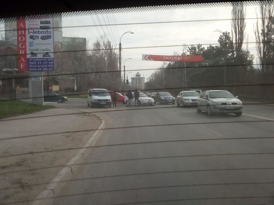 В столице неадекватный мужчина бросался под колеса проезжающих машин