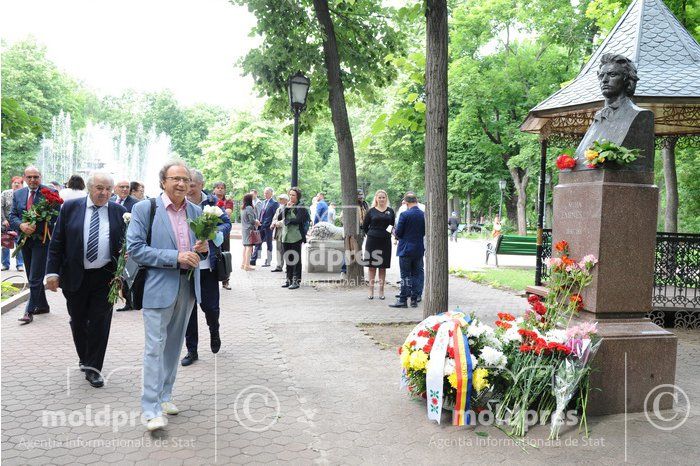В Кишиневе почтили память поэта Михая Эминеску