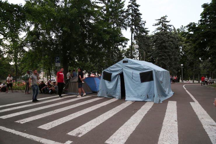 ZdG: Палатки у госучреждений установлены на государственные деньги