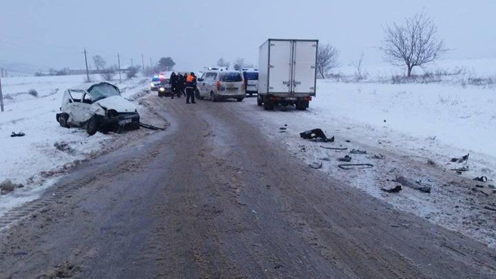 Două persoane au murit într-un grav accident la Telenești. Automobilul în care se aflau, făcut zob