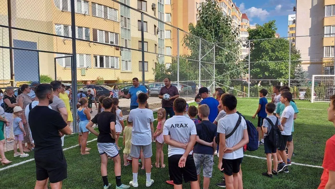 Новая площадка для мини-футбола была открыта во дворе в секторе Буюканы