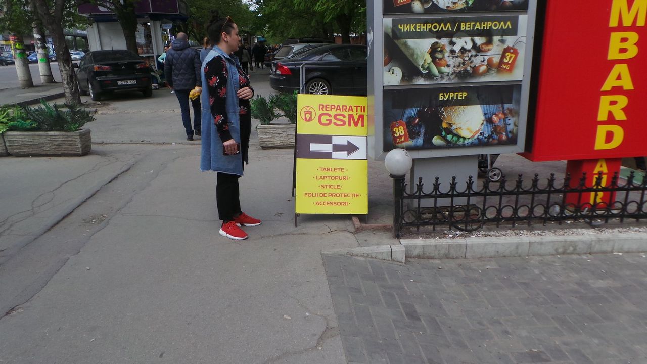 На Рышкановке демонтируют незаконные рекламные конструкции