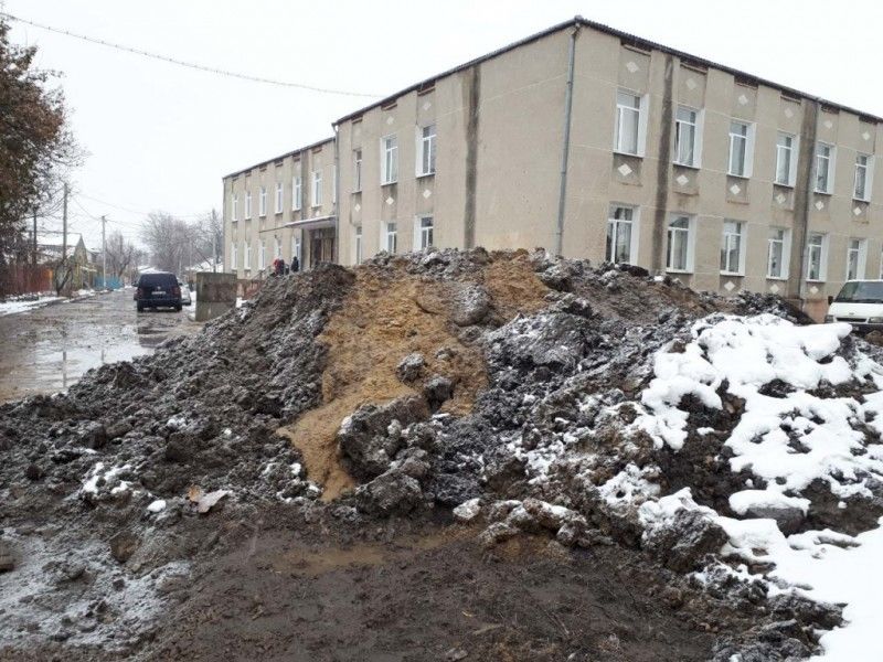 В Бельцах ребенок провалился в грязевую яму на перерытой дороге