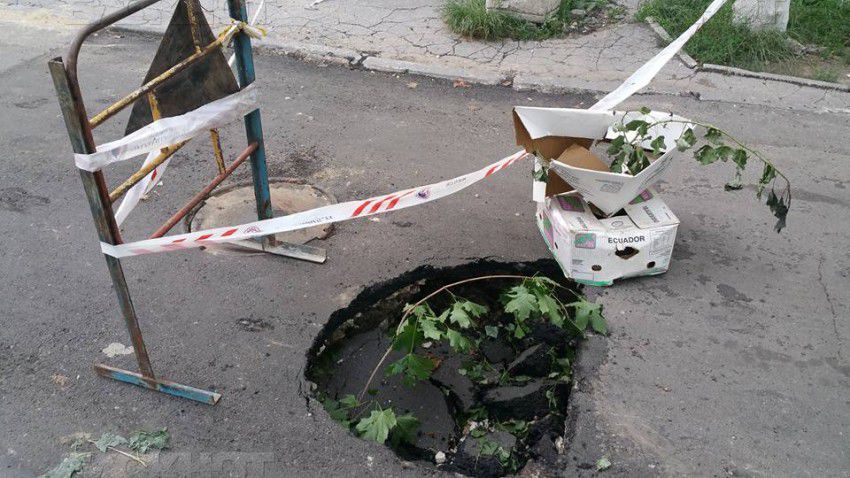 Провал асфальта на улице Армянской залатали, но он снова появился