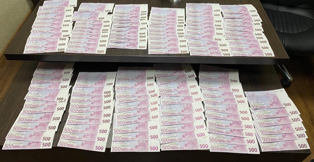 Задержаны члены ОПГ, которые ввезли в Молдову 63 000 фальшивых евро