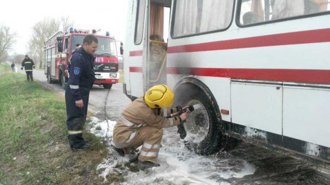 Автобус с пассажирами загорелся во время движения