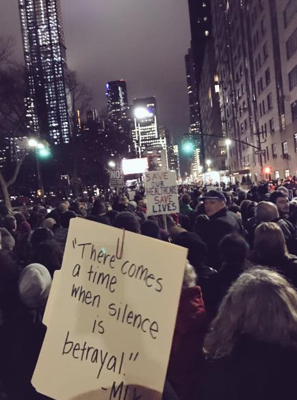 В Нью-Йорке проходит митинг против Трампа