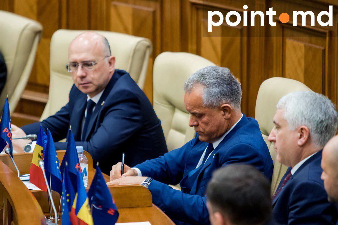 На заседании парламента Плахотнюк сидит рядом с Филипом