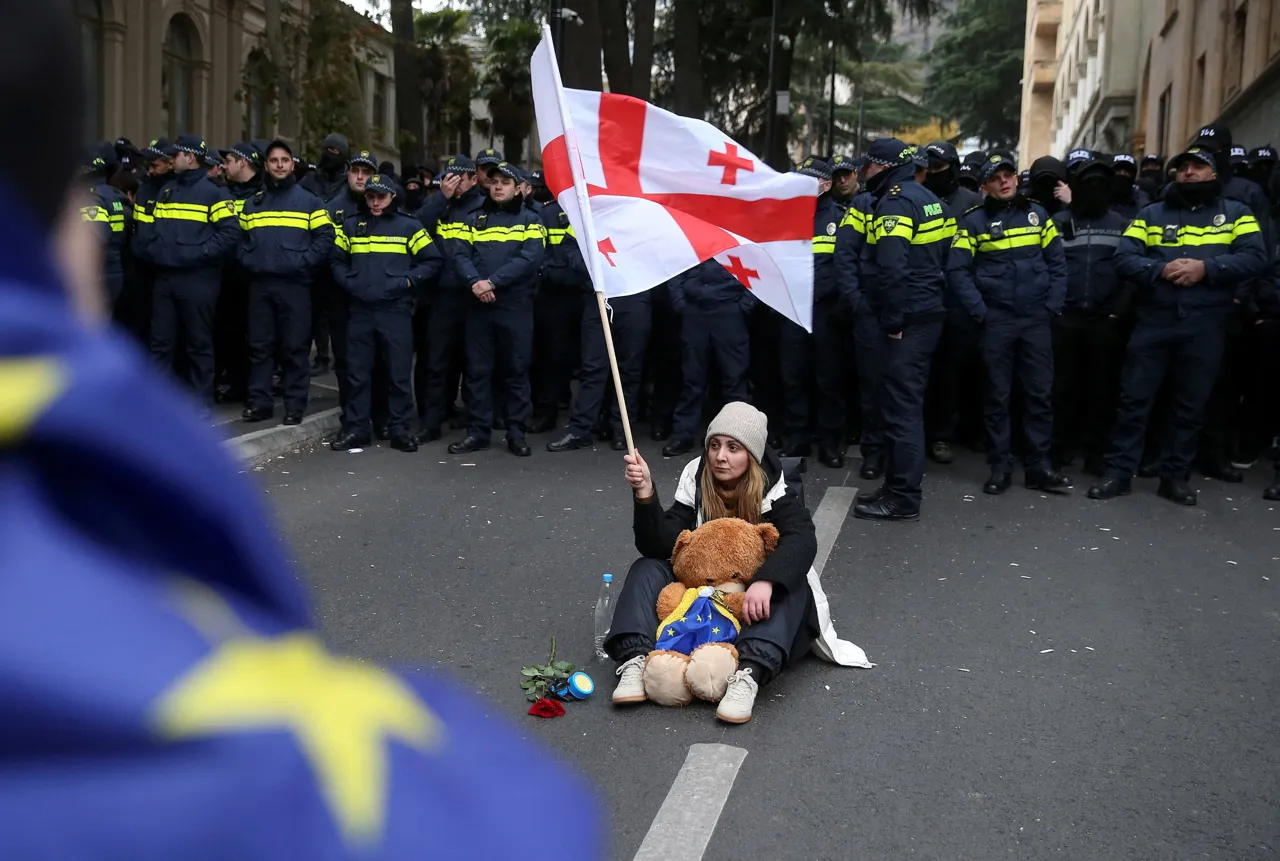 Протестующие забросали яйцами парламент Грузии: первое заседание началось без оппозиции