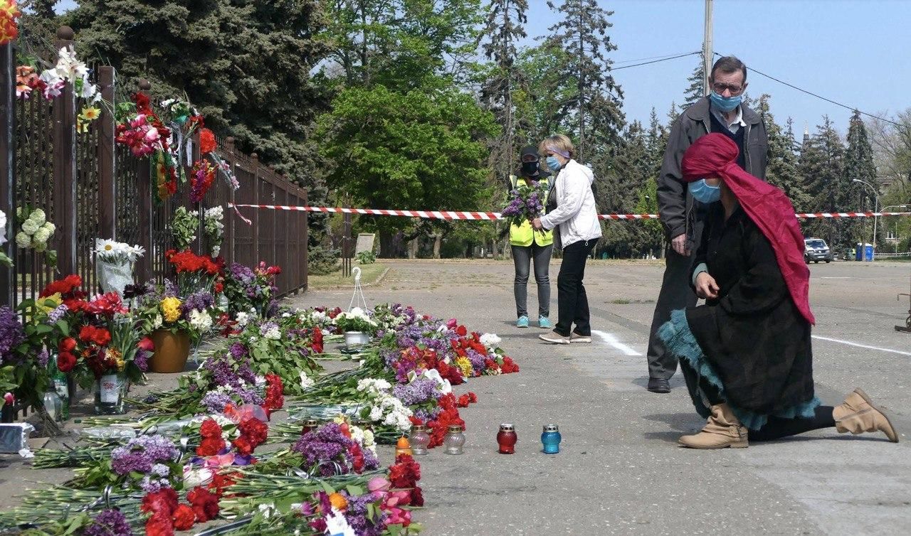 Сотни человек пришли к Дому профсоюзов в Одессе в годовщину трагедии