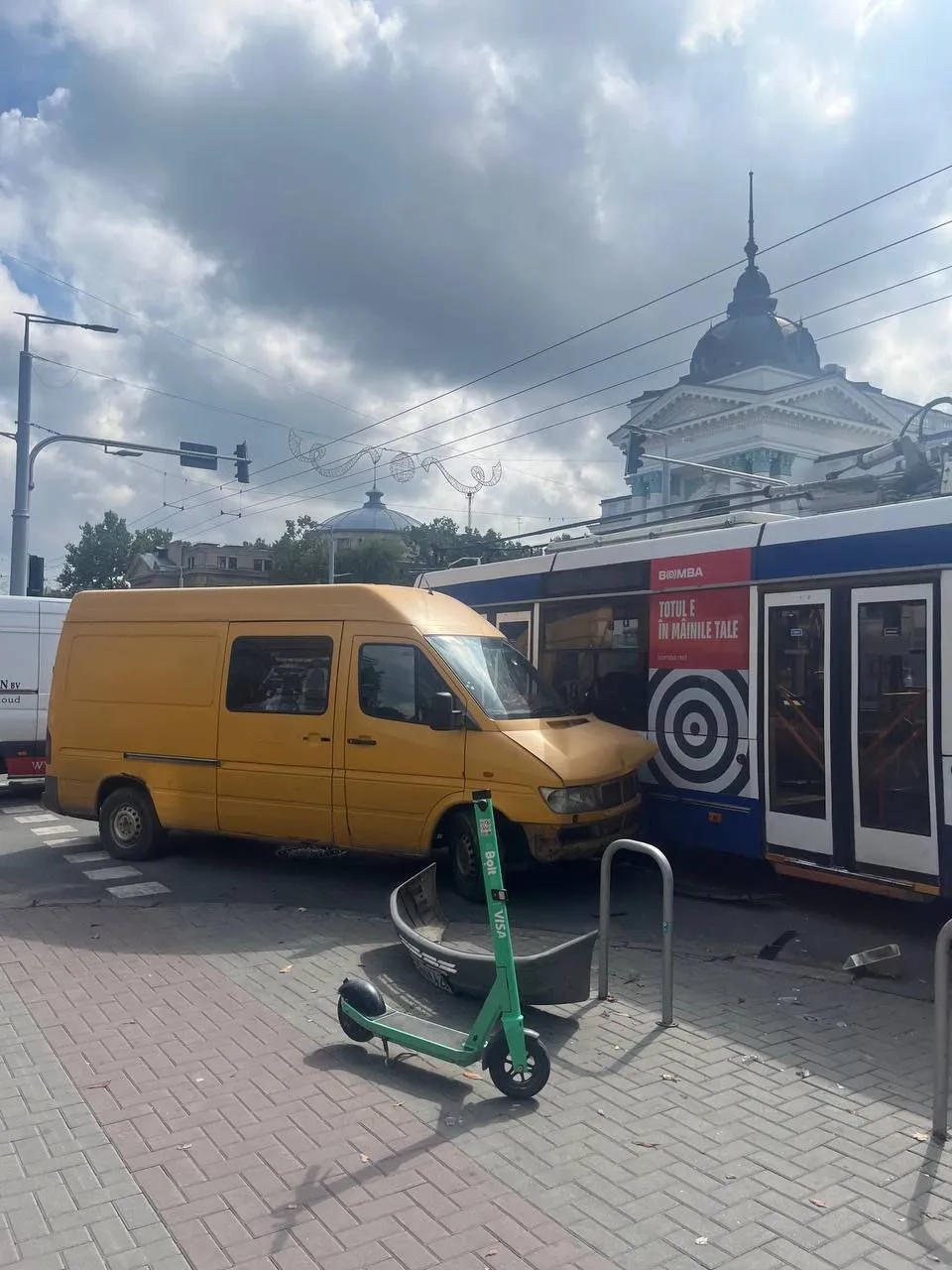 Accident în centrul Capitalei: Un microbuz s-a ciocnit violent cu un troleibuz