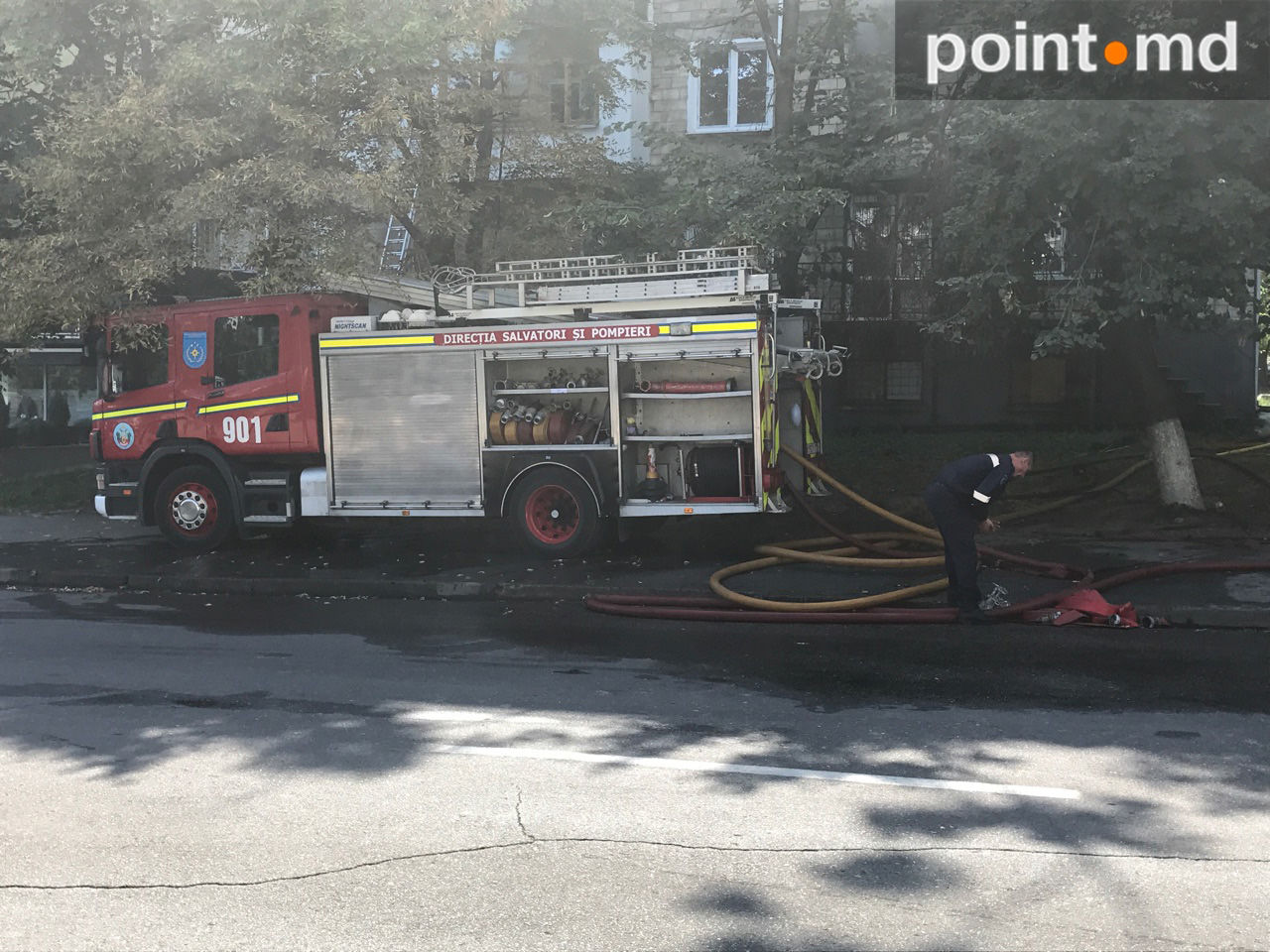 Мощный пожар охватил многоэтажку в центре Кишинева