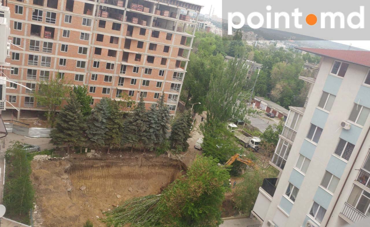 На Ботанике на месте полицейского участка идет строительство, вырубают деревья
