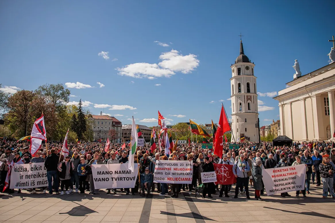 В Вильнюсе люди вышли на протест из-за налога на недвижимость: «Господа, вас избрал народ!»