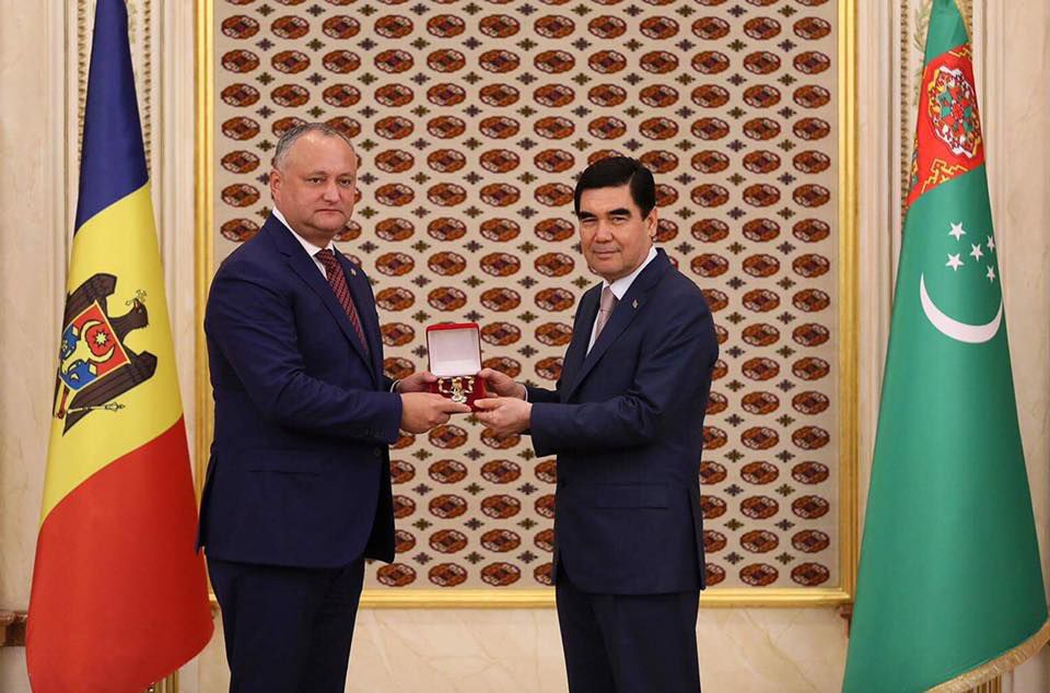 „Ordinul Republicii” pentru președintele Turkmenistanului, oferit de Dodon „în semn de profundă gratitudine”