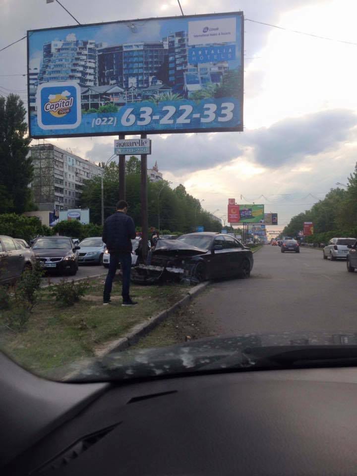 Un șofer a intrat cu BMW-ul într-un panou publicitar la Botanica