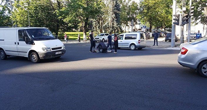 Un copil, la spital după ce a fost spulberat pe o trecere de pietoni