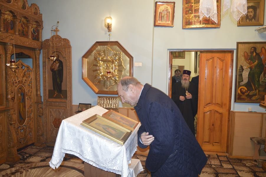 Traian Băsescu și fostul ministru al Apărării, Anatol Șalaru, au vizitat Mitropolia Basarabiei