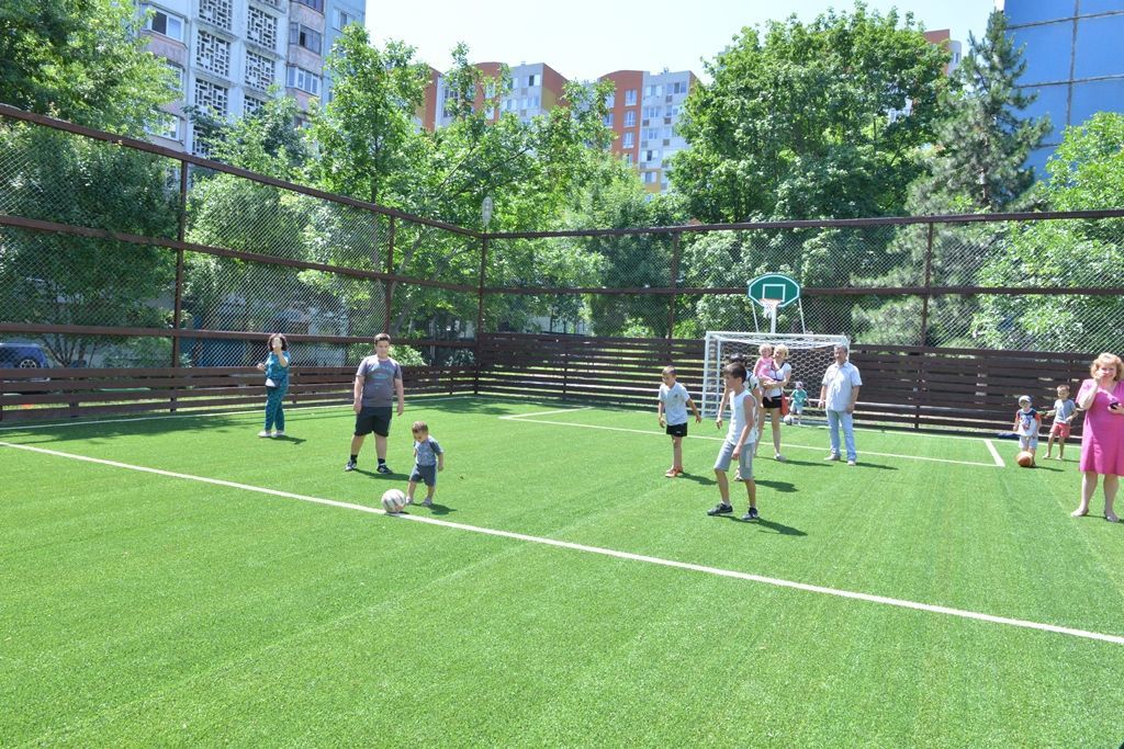 В Кишиневе открылись две детские футбольные площадки