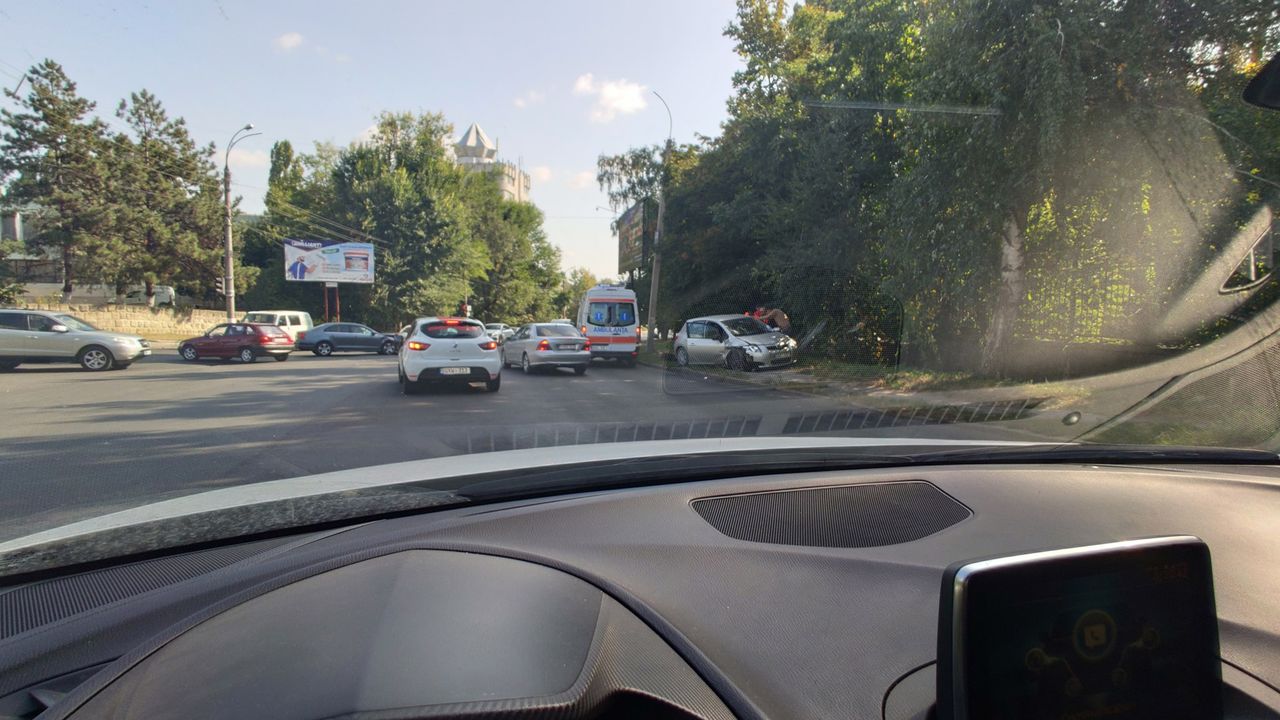Автоледи попала в больницу в результате аварии, произошедшей на Ботанике