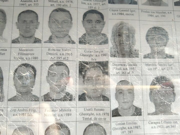 Фотографии Шора и Усатого появились на стенде с разыскиваемыми преступниками