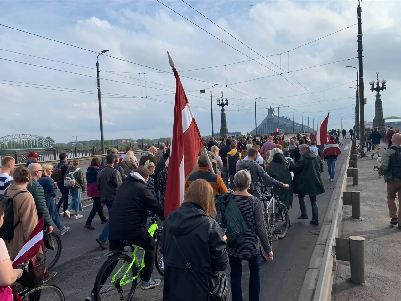 В Риге несколько тысяч человек требуют избавиться от наследия СССР