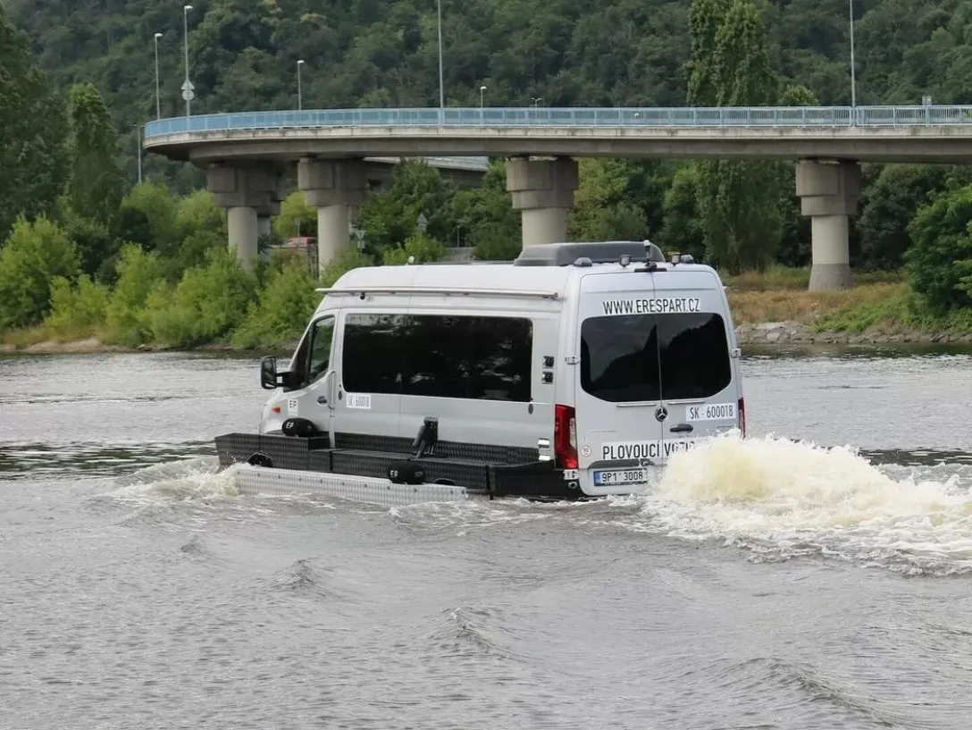 Mercedes Sprinter получил оригинальную плавающую версию