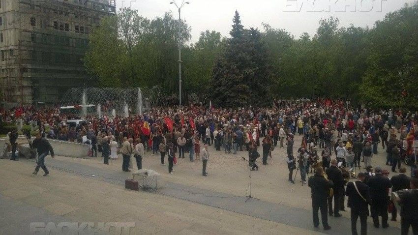 В сквере Театра оперы и балета находятся уже тысячи граждан