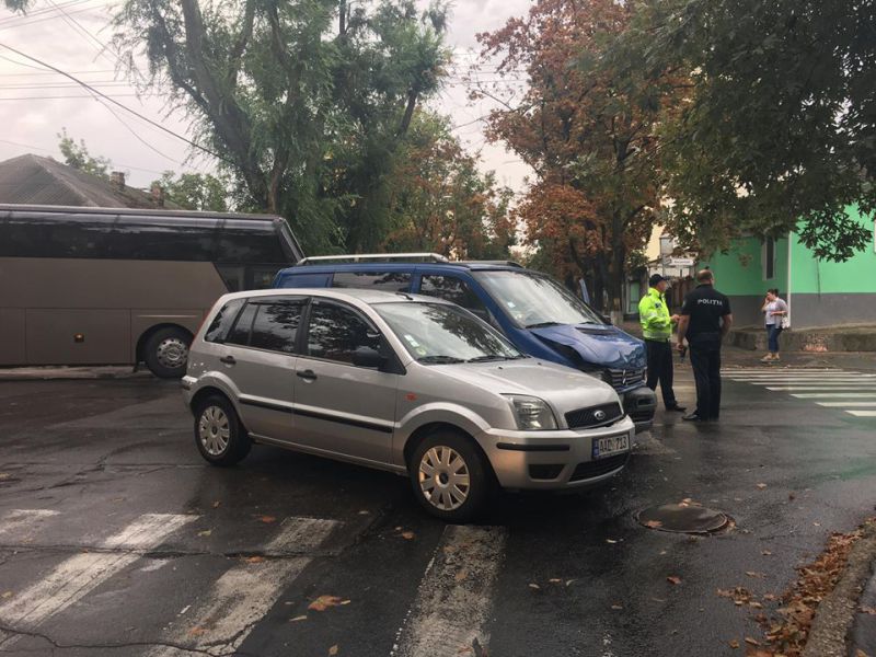 В центре Кишинева столкнулось три автомобиля: есть пострадавшие