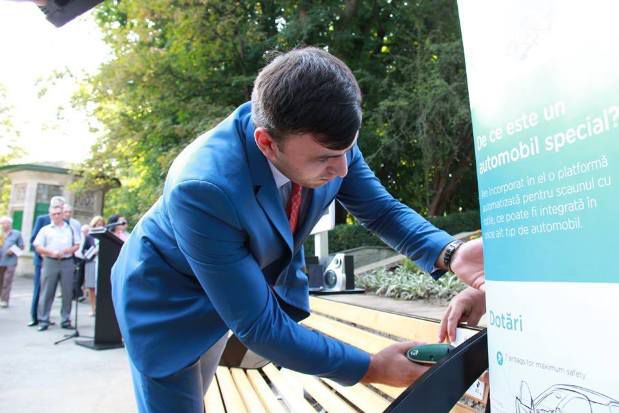 Încă două bănci au fost dăruite Chișinăului, în cadrul proiectului „Donate-A-Bench”