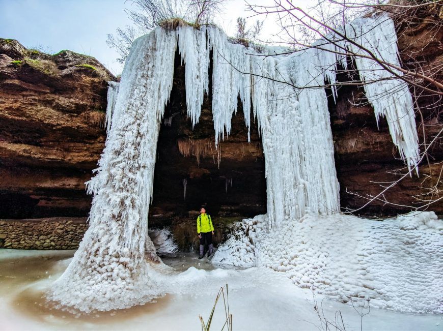 Молдавский фотограф запечатлел замерзшие водопады страны