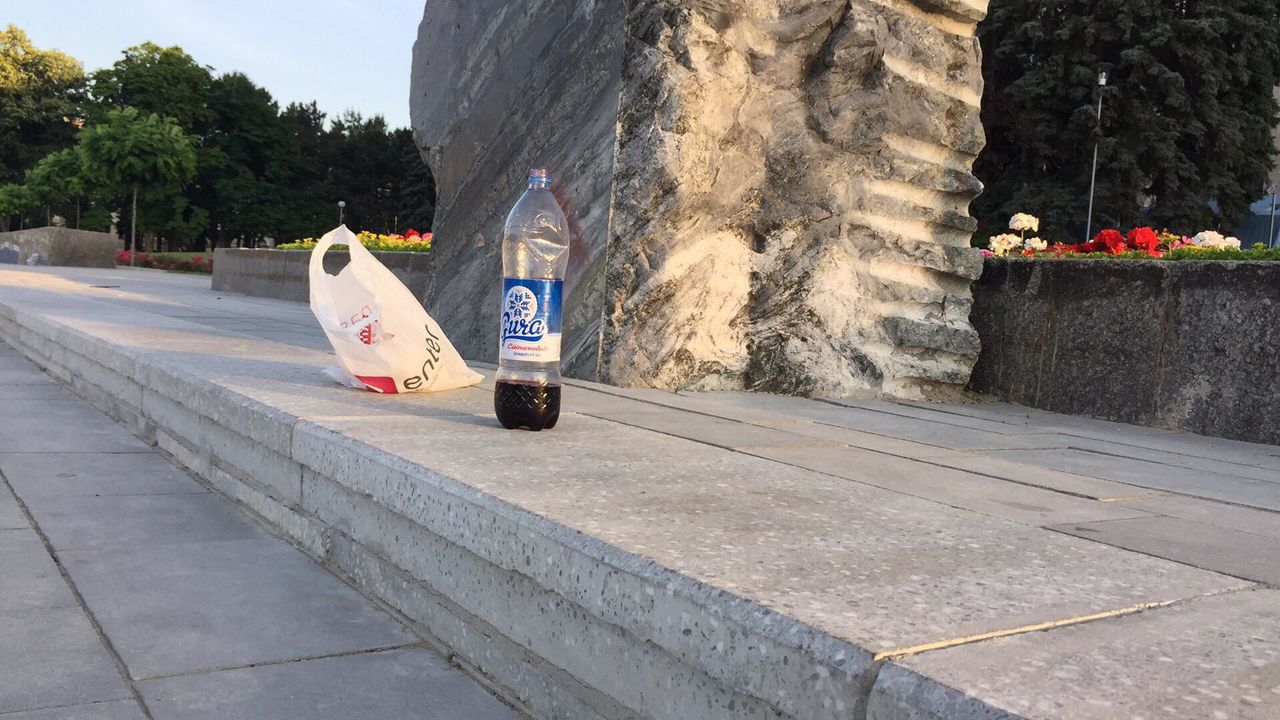 После протестов на центральной площади остался мусор