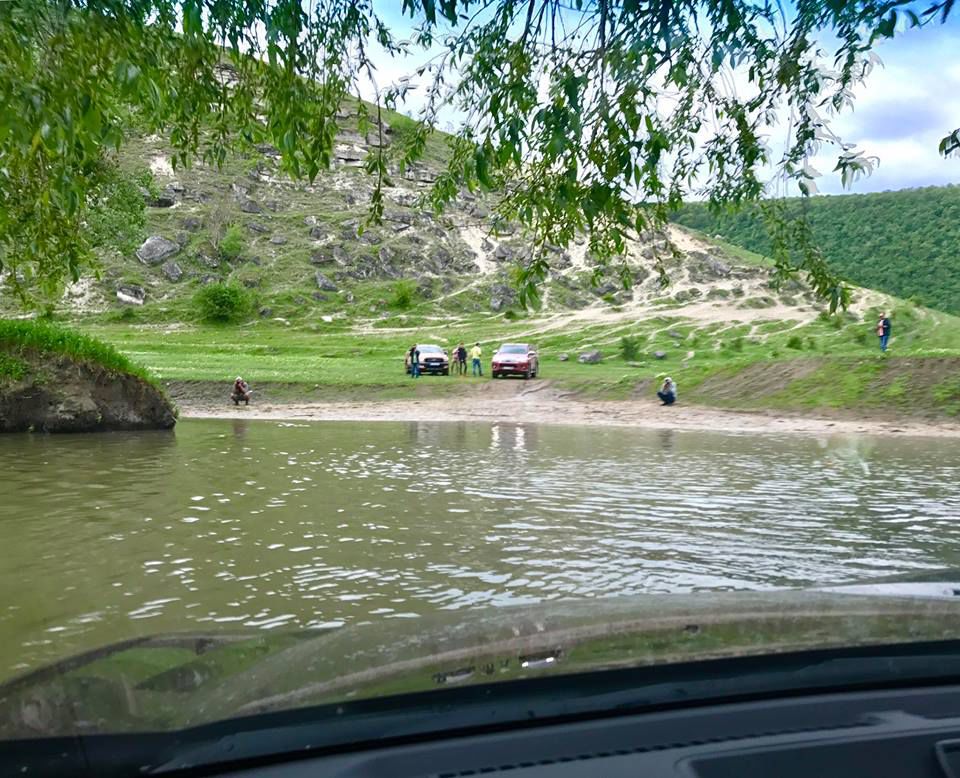 Au urcat în trei pick-upuri și au pornit să exploreze Moldova. 8 tineri parcurg 2000 de km în 5 zile